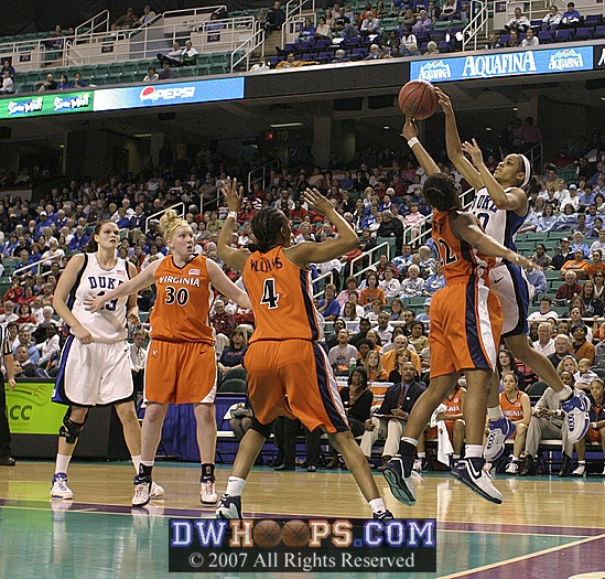 Monica Wright cuts off Lindsey Harding's drive