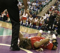 32-28, 3:09 - While Wittington writhed in pain on the baseline, State broke for scored a "shorthanded" basket.