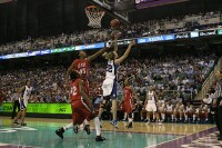 32-28, 2:00 - ...she tries the reverse layup...