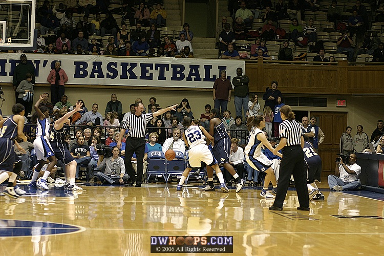 Wanisha Smith forces the ball out of bounds