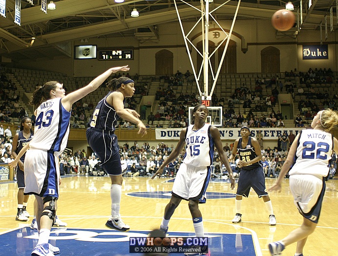 Jill Ingram kicks it out to Stephanie Higgs for a 3 point attempt...