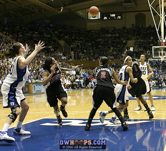 Carrem Gay makes a nice entry pass to Alison Bales.  Ali kicked it out to Abby in the corner for a 3 that didn't fall
