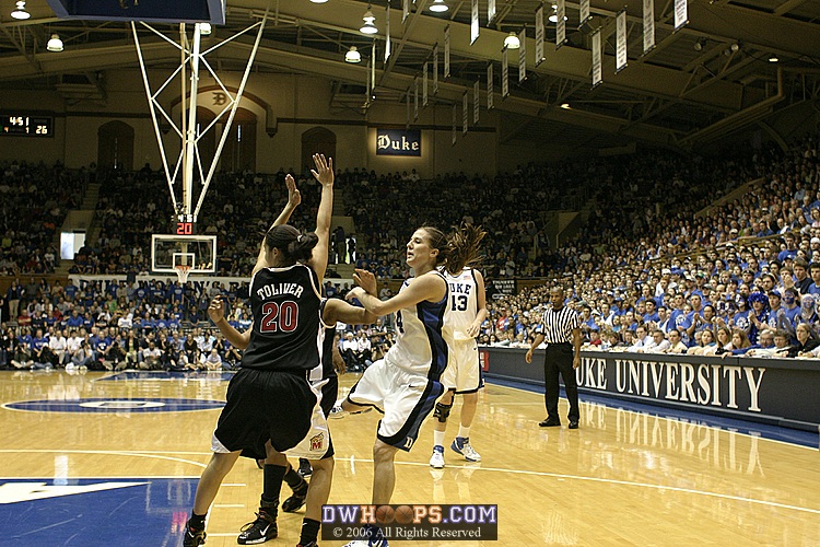 From a doubleteam, Abby Waner whips a pass to Wanisha Smith...