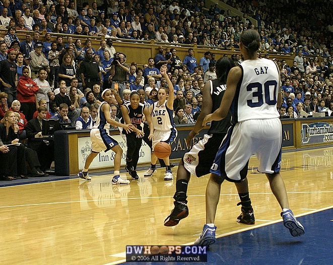 From the doubleteam, Sa'de Wiley-Gatewood makes the entry pass to Crystal Langhorne, who would miss a jumper
