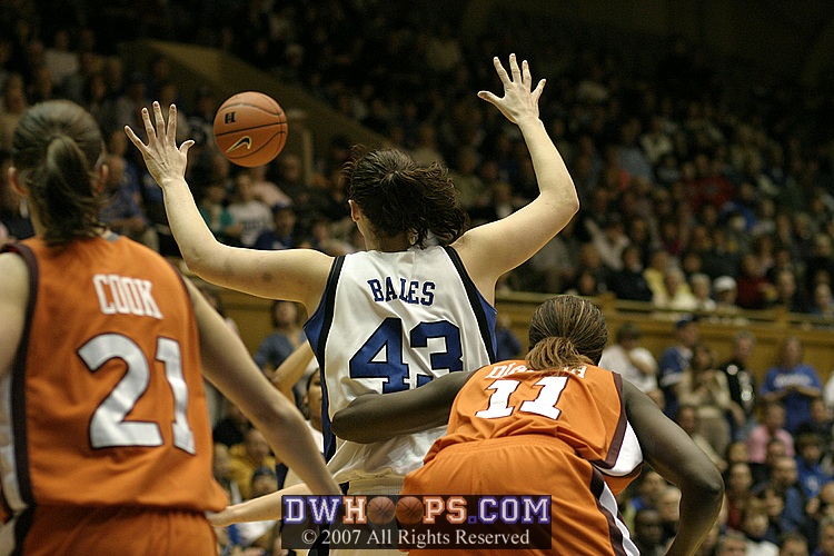 Lindsey Harding passes to Alison Bales