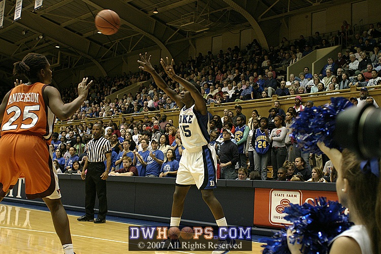Bridgette Mitchell delivers the assist to Brittany Mitch inside