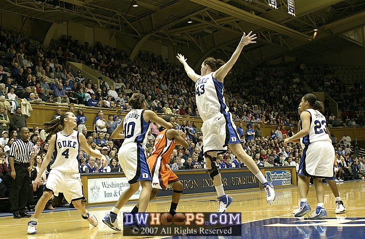 Alison Bales soars to challenge the pass