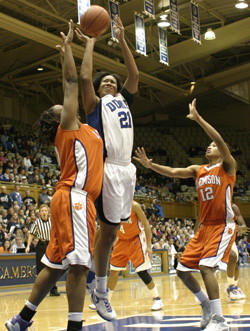 Joy Cheek nails a 
short jumper