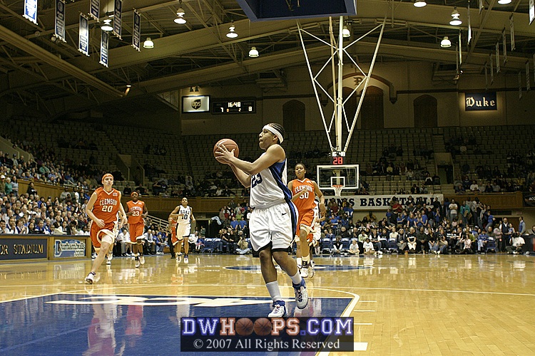 Wanisha Smith takes a perfect pass from Lindsey Harding...