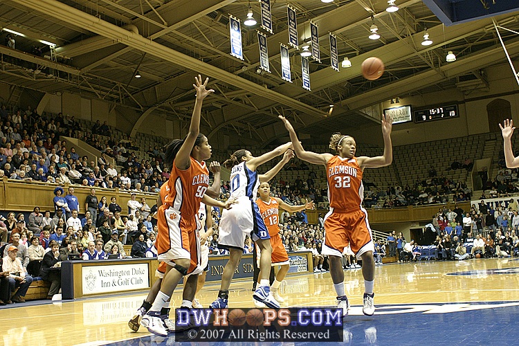 Lindsey Harding looks for Abby Waner...