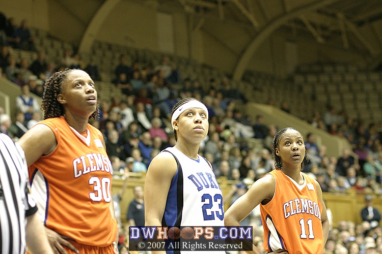 Moreemi Davis, Wanisha Smith, and Lele Hardy watch Joy Cheek's free throw drop