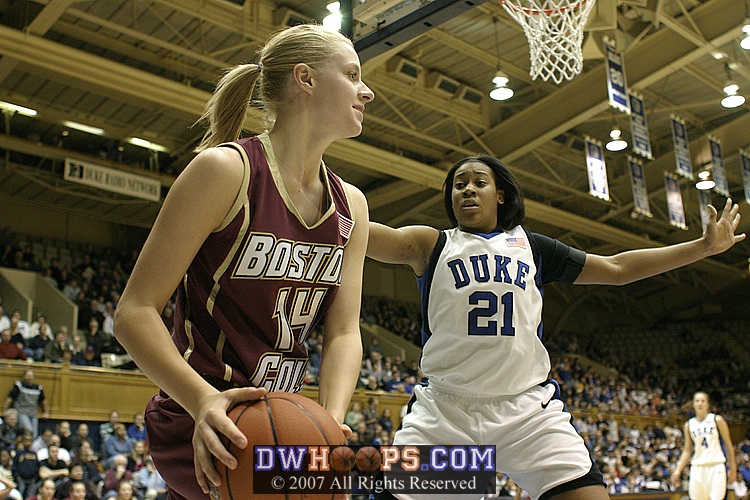 Elisabeth Egnell finally sees an open teammate in the corner