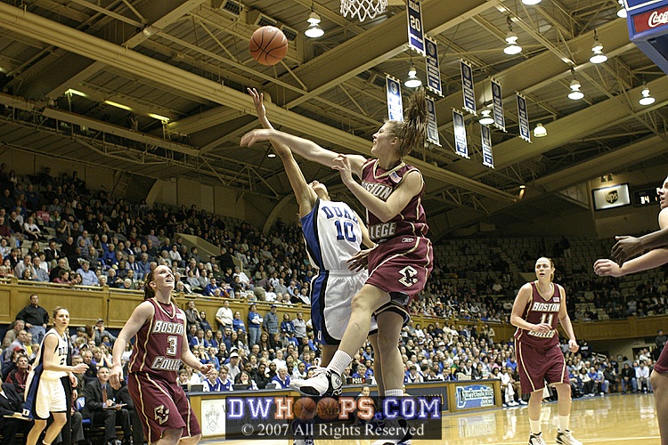 ...and finds Lindsey Harding for the contested layup...