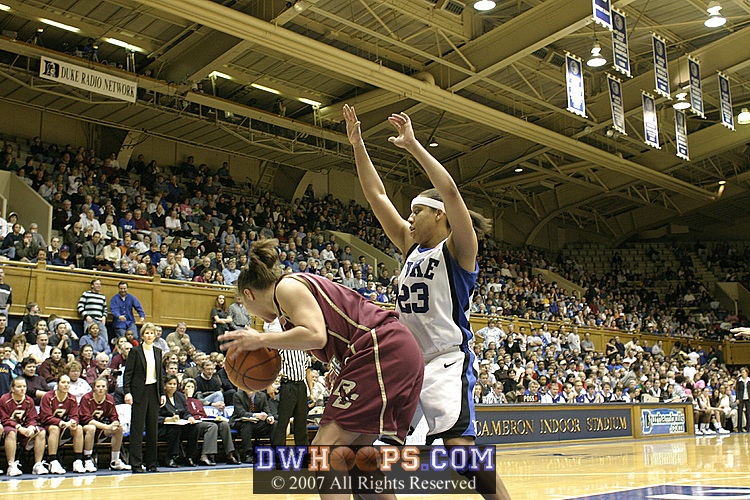 Wanisha Smith blankets Kindyll Dorsey, eventually forcing a miss.