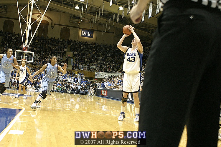 Carolina is too late to defend another long Bales Jumper (1 of 2)