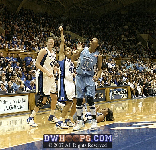 Ivory Latta was levelled by this Bales screen, but Lindsey missed the jumper