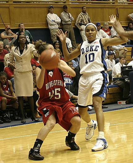 Linsdey Harding (10) avoids fouling Lucia Pablos