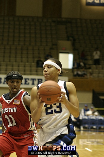 Wanisha Smith about to finish the break