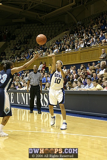 Lindsey Harding makes another entry pass