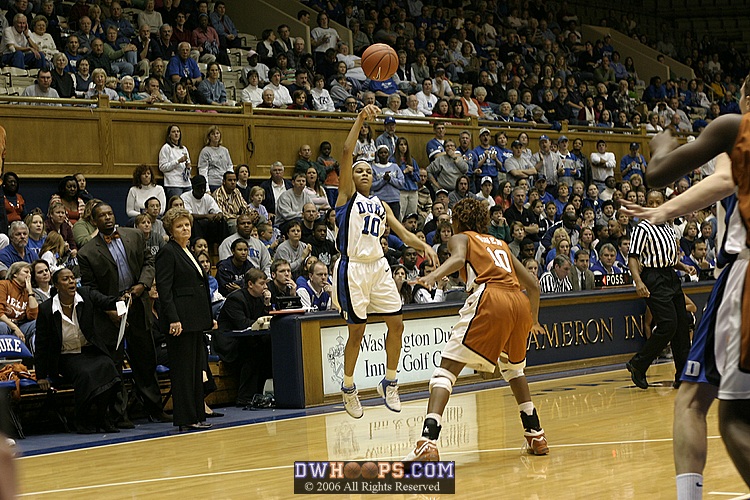 Lindsey Harding dumps the ball inside...
