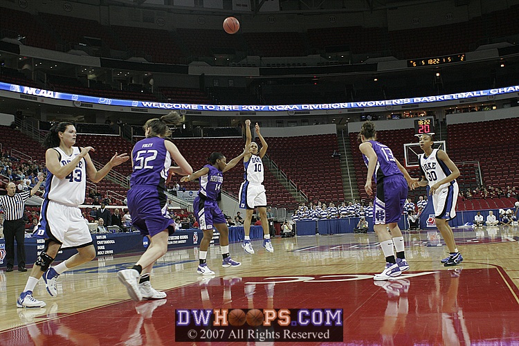 Lindsey Harding missed this three point shot