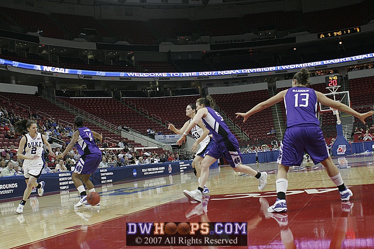 Alison bounce-passes  to Emily Waner...