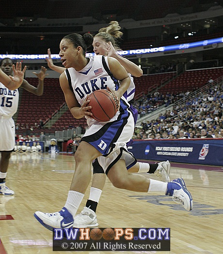 Wanisha Smith goes to the basket...