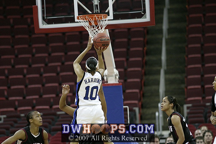 Lindsey sinks one from the paint