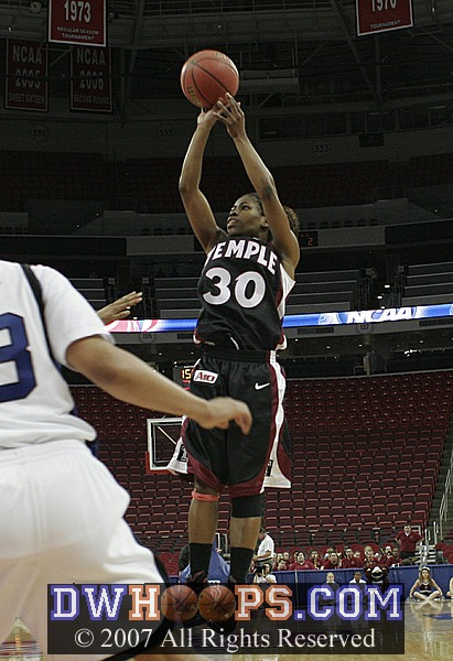 Fatima Maddox pops in a 2 point jumper