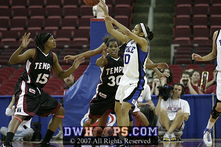 Lindsey Harding sends the ball out to the wing...