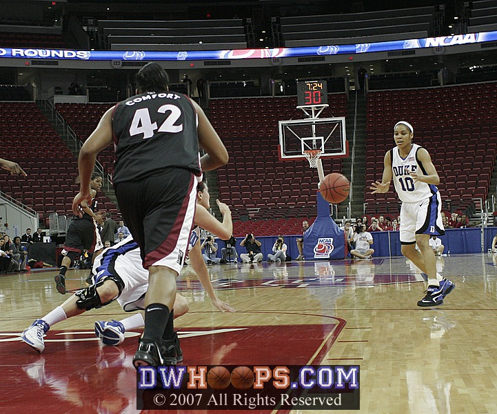 While falling, Ali flips the ball to Lindsey