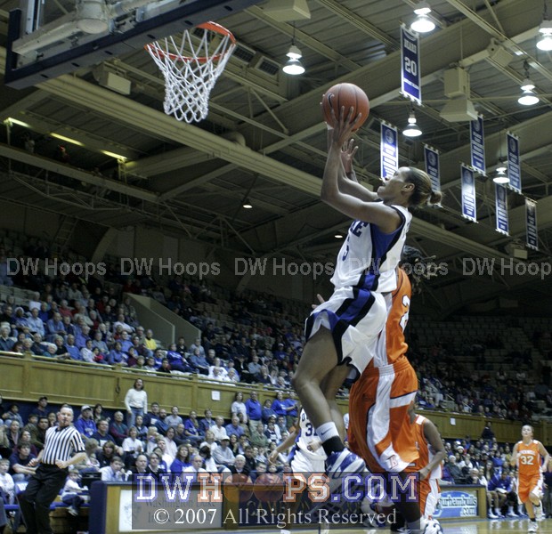 Jasmine Thomas goes for the layup