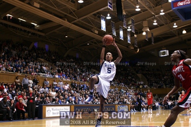 Another layup for Jasmine Thomas, from Wanisha Smith