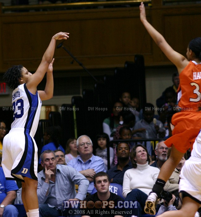 Wanisha Smith drains a corner three