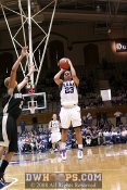 Wanisha Smith tries a three in transition - 32-18 - 0:32 1st