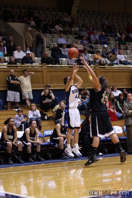 Abby drains a 3 from the corner - 17-8 - 14:38 1st - D4