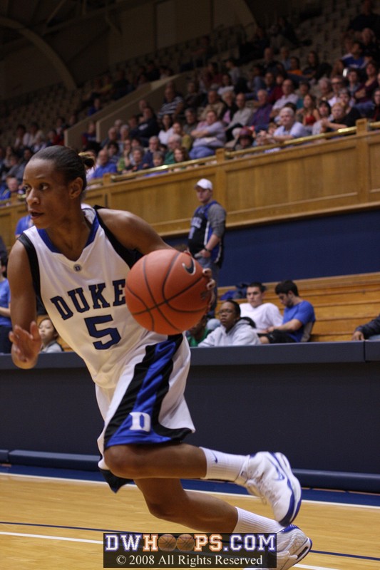 Jasmine Thomas drives the baseline