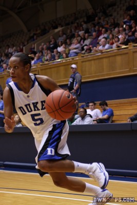 Jasmine Thomas drives the baseline - 29-11 - 5:26 1st - D5