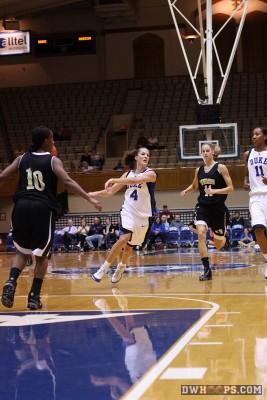 A no look pass from Abby... - 30-11 - 4:59 1st - D4