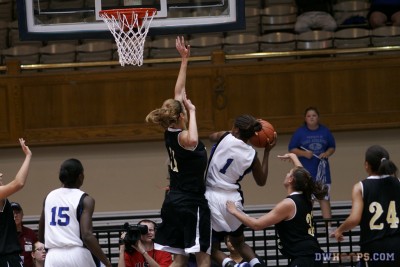 Chelsea goes to the hoop and is fouled - 93-29, 0:50 2nd - D1