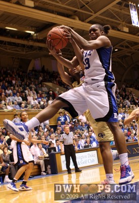 Karima Christmas appears to have tied it up, but she fouled first -  - D13;1, 8:36, 19-7