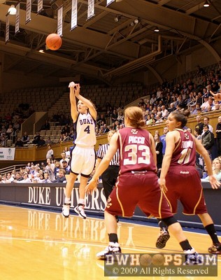 Abby Waner opens scoring with a three, her only points of the half -  - D4;1,19:06,3-0