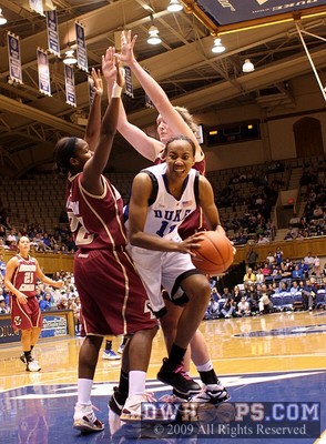 DWHoops Burst: Chante Black takes the pass in the lane, is sandwiched, and shoots -  - D11;1,9:34,19-9