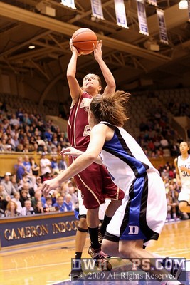 Jacklyn Thoman nails the pull-up jumper -  - O11.D4;2,18:27,40-27