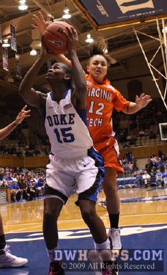 Nikki Davis harasses Bridgette Mitchell into a an early miss -  - D15.O12;1, 19:10, 0-0