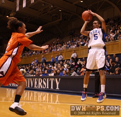 Jasmine Thomas pops a short jumper to knot the game at six apiece -  - 