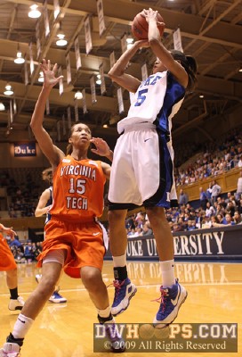 Jasmine Thomas elevates after dribbling past Utahye Drye -  - 