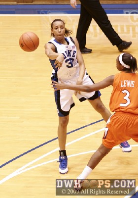 Carrem Gay whips a pass to the wing -  - 