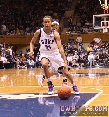 Jasmine Thomas blows by Cetera DeGraffenreid after a steal -  - D5.O22;1,15:07,7-9