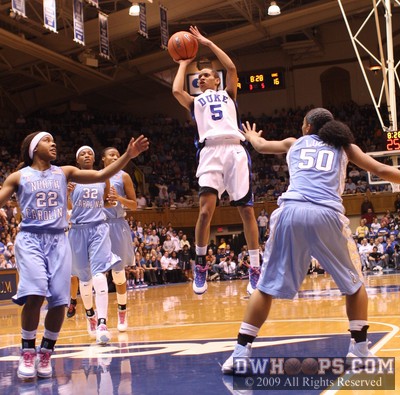 Jasmine Thomas pulls in in transition and sinks a jumper -  - D5;1,8:28,21-16